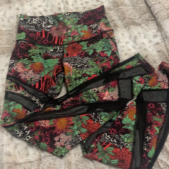 Lululemon floral print leggings! High rise. - Picture 2 of 2